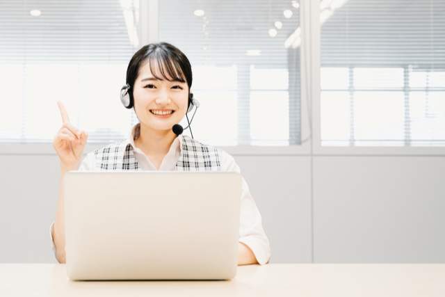 指差しする女性