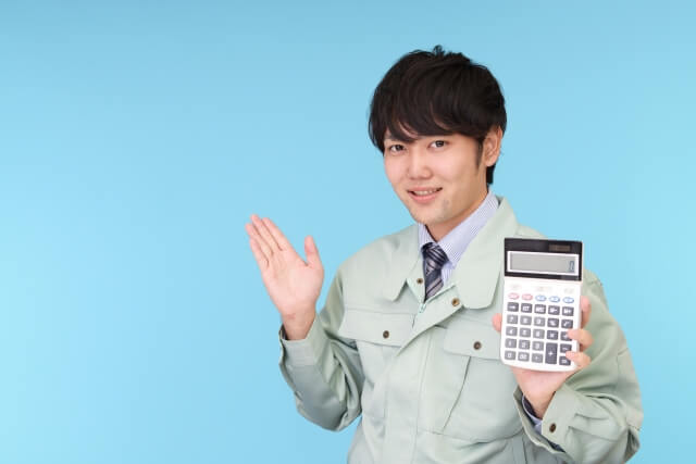 電卓を見せる男性