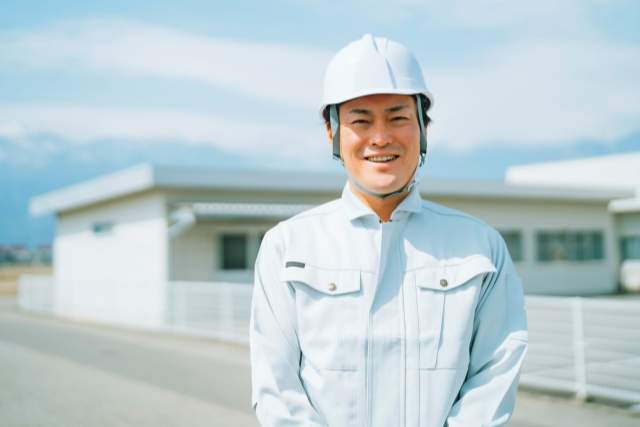 屋外に立っている業者