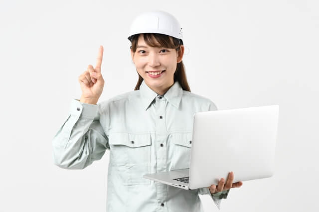 解説する作業服の女性