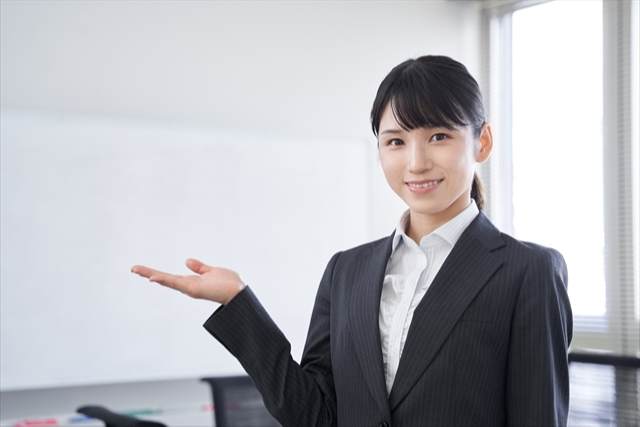 説明する女性