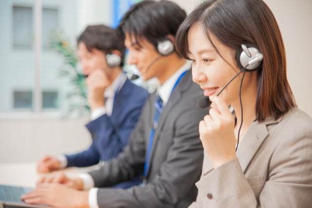 対応中の電話オペレーター